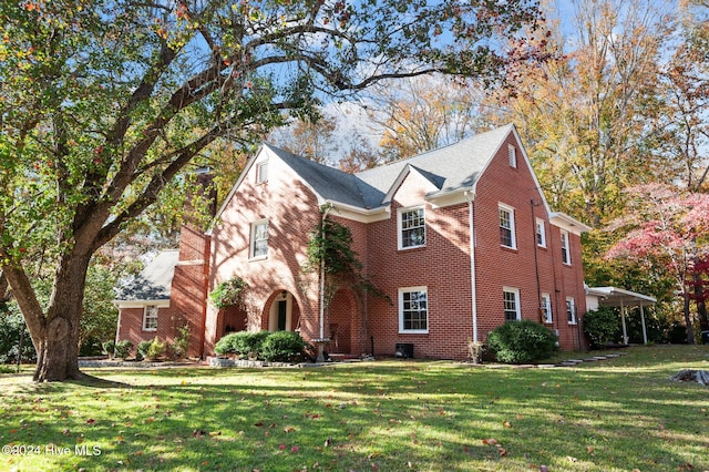 view of front of house featuring a front lawn