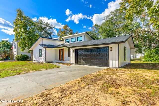 view of front facade featuring a garage and a front lawn