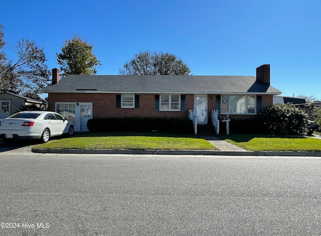 view of front of house featuring a front lawn