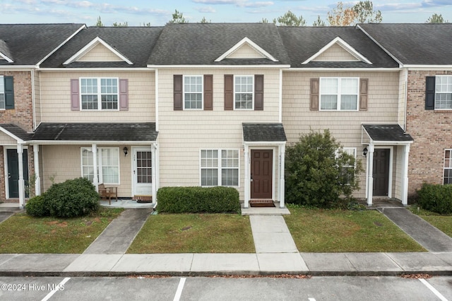 townhome / multi-family property featuring a front yard