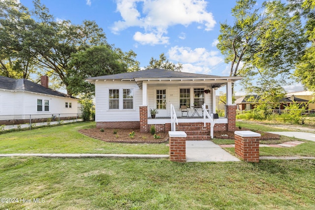 view of front of property featuring a front lawn and a porch