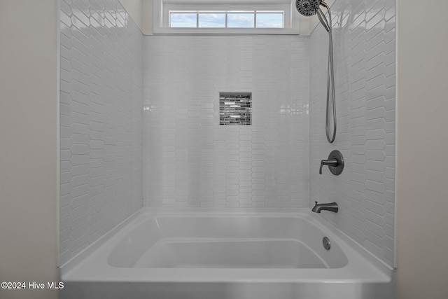 bathroom with tiled shower / bath combo