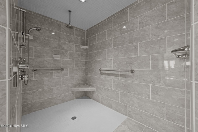 bathroom featuring tiled shower