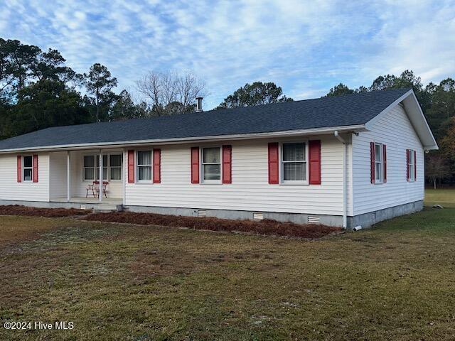 1738 NC-306 Hwy S, Grantsboro, NC 28529 - view of front facade featuring crawl space, covered porch, and a front yard