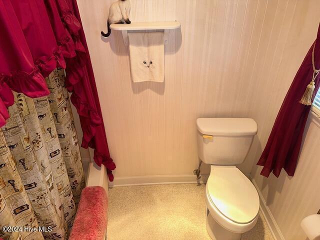 1738 NC-306 Hwy S, Grantsboro, NC 28529 - bathroom featuring toilet, baseboards, and curtained shower
