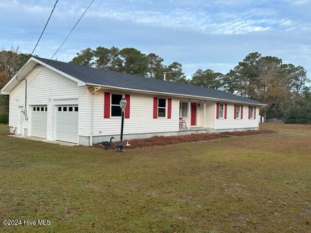 1738 NC-306 Hwy S, Grantsboro, NC 28529 - ranch-style house featuring an attached garage and a front lawn