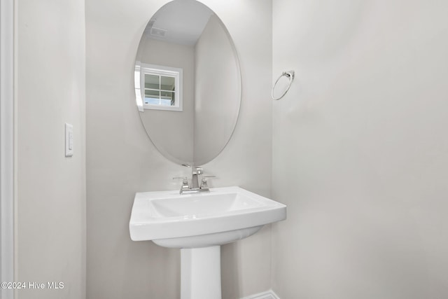 bathroom featuring sink