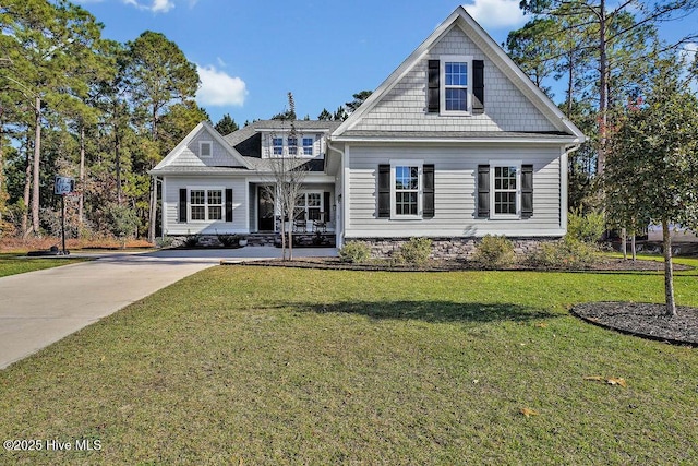 view of front facade with driveway and a front yard