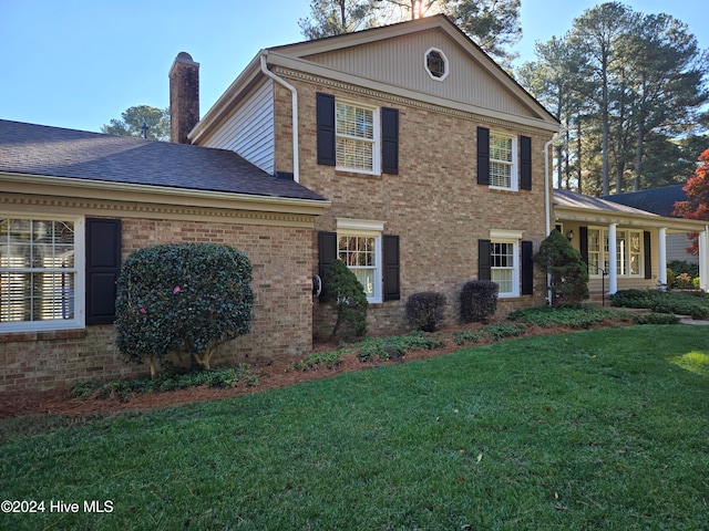 view of front facade with a front lawn