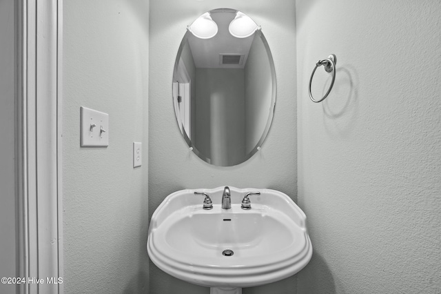 bathroom featuring sink