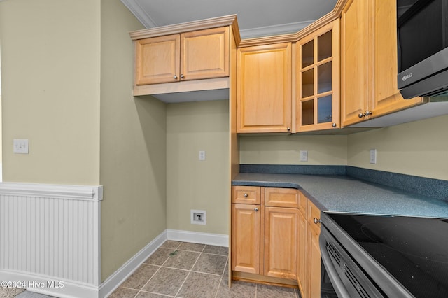 kitchen featuring range with electric stovetop and crown molding