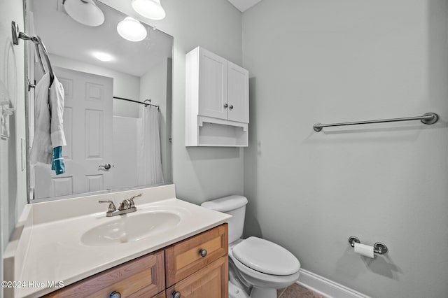 bathroom featuring a shower with curtain, vanity, and toilet