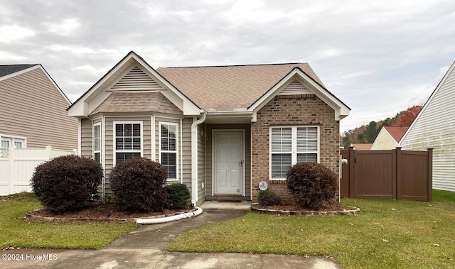 view of front of home featuring a front lawn