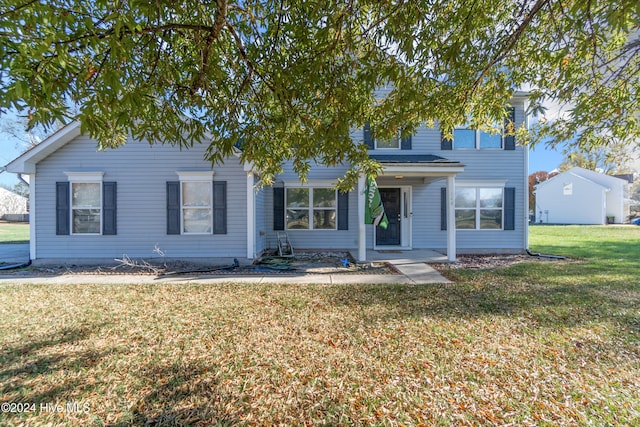 view of front of property featuring a front lawn