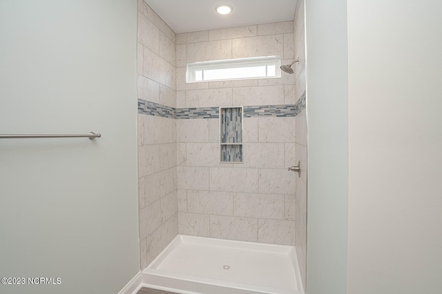 bathroom featuring a tile shower