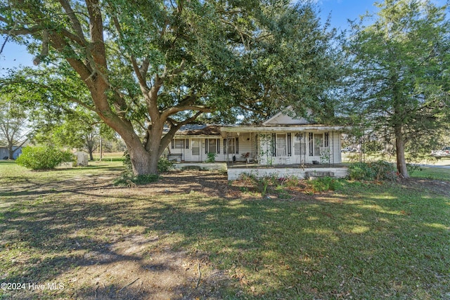 view of front of house featuring a front lawn and covered porch