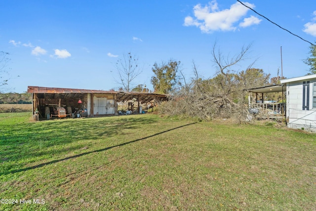 view of yard with an outbuilding