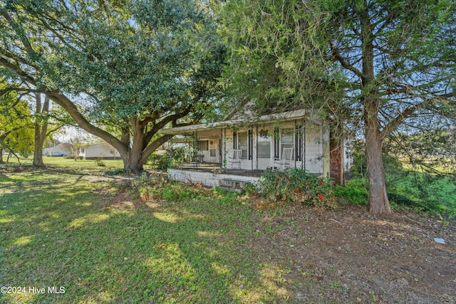 view of front of property with covered porch and a front lawn