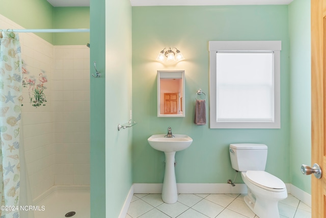 bathroom featuring tile patterned flooring, curtained shower, and toilet