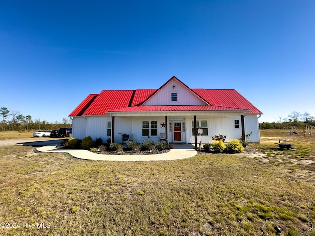 view of front facade featuring covered porch and a front lawn