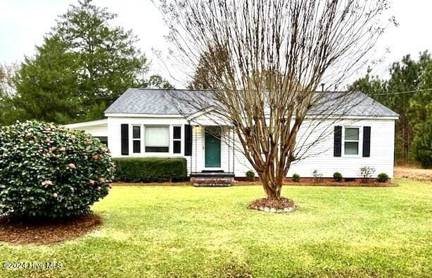 view of front of property with a front lawn