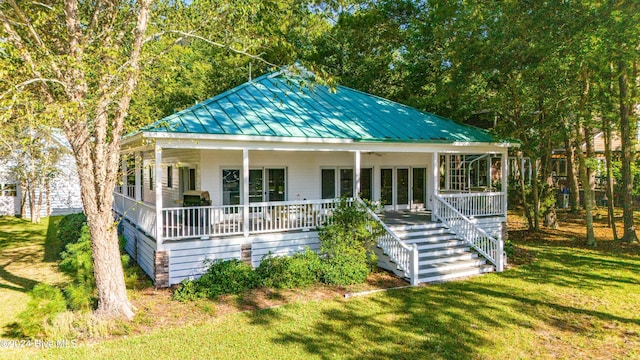 view of front facade with covered porch and a front yard