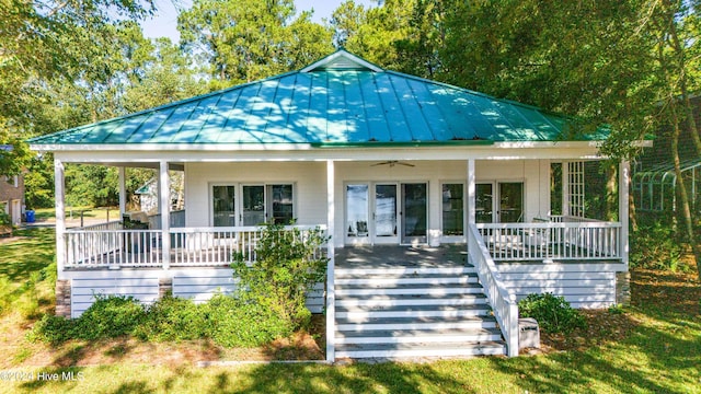 view of front of home with ceiling fan and covered porch