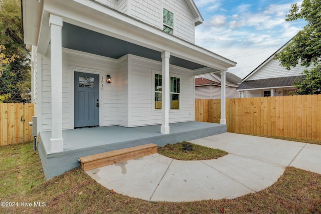 property entrance featuring a porch