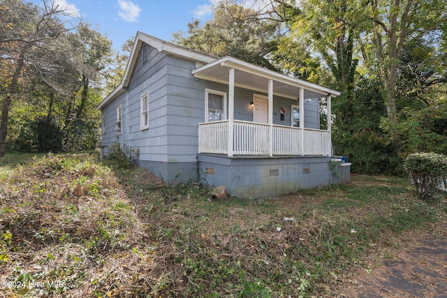 view of front of house featuring a porch and crawl space