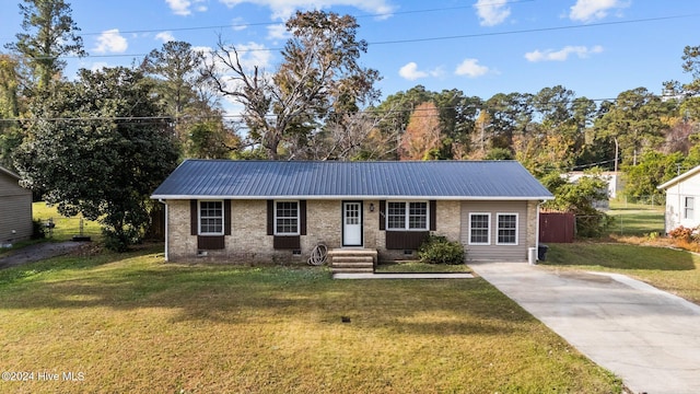 single story home featuring a front lawn