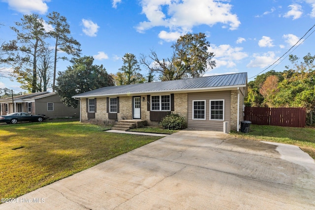 ranch-style house featuring a front lawn