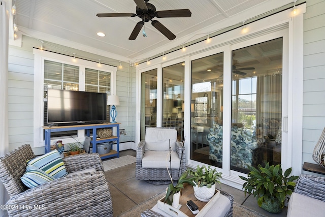 sunroom with ceiling fan