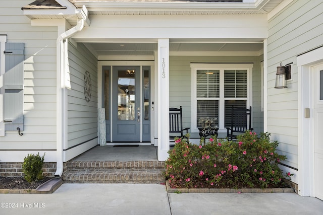 property entrance featuring a porch