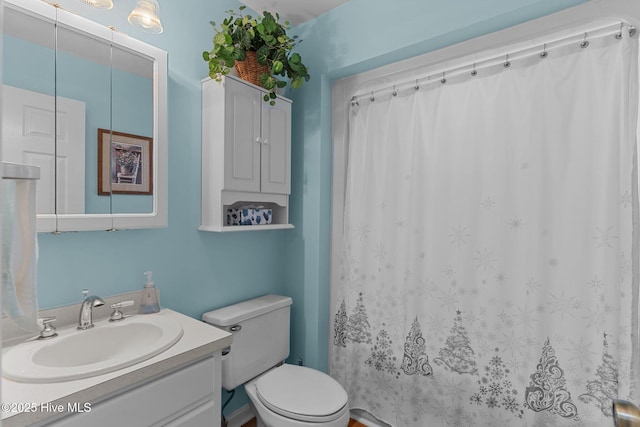 bathroom with a shower with curtain, vanity, and toilet