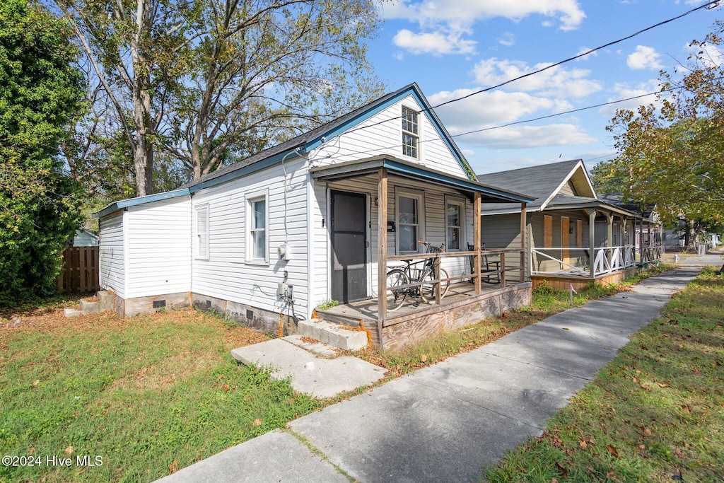 bungalow-style house featuring a front yard and covered porch