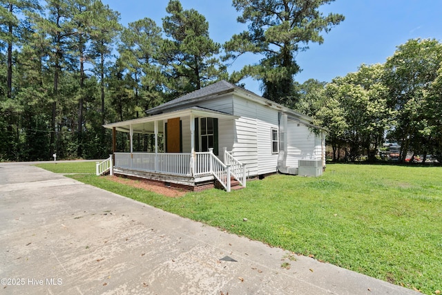 401 Pecan Ln, Lake Waccamaw, NC 28450 - view of front of property with covered porch and a front yard