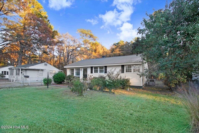 view of front facade with a front yard