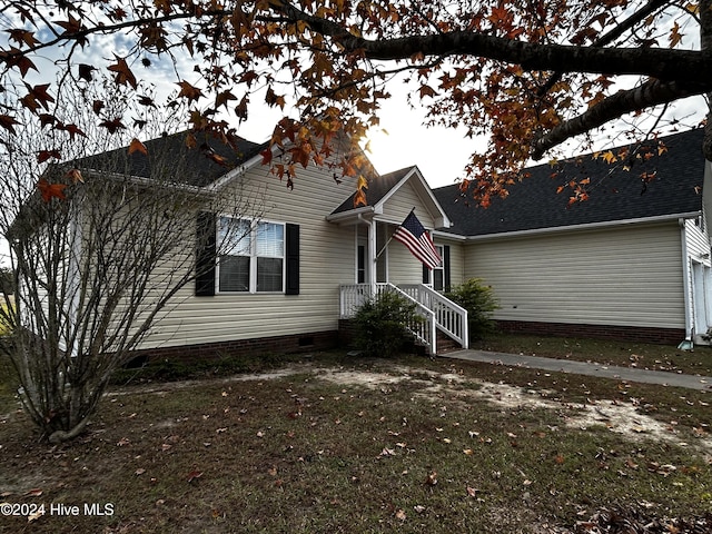 view of front of house featuring a front lawn