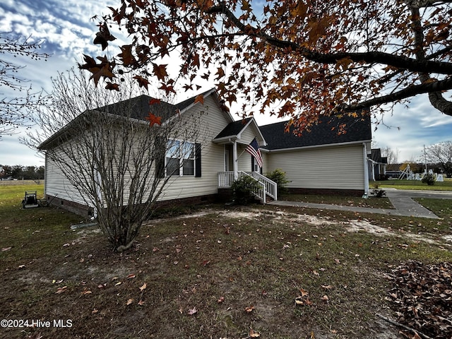 view of front of home featuring a front lawn