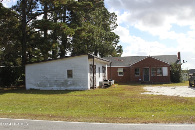 single story home featuring a front lawn