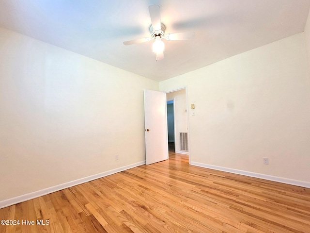 empty room featuring light wood-type flooring and ceiling fan