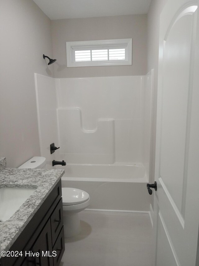 unfurnished bedroom featuring ceiling fan and a closet