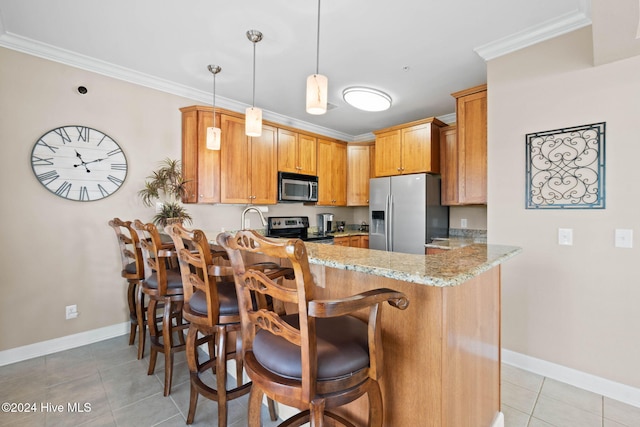 kitchen with a kitchen breakfast bar, kitchen peninsula, crown molding, and appliances with stainless steel finishes