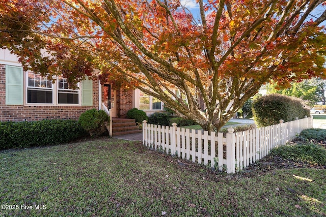 view of front of property featuring a front yard