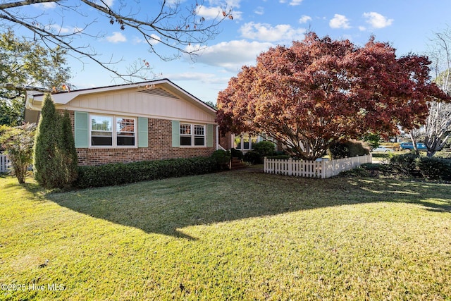 view of side of property featuring a lawn