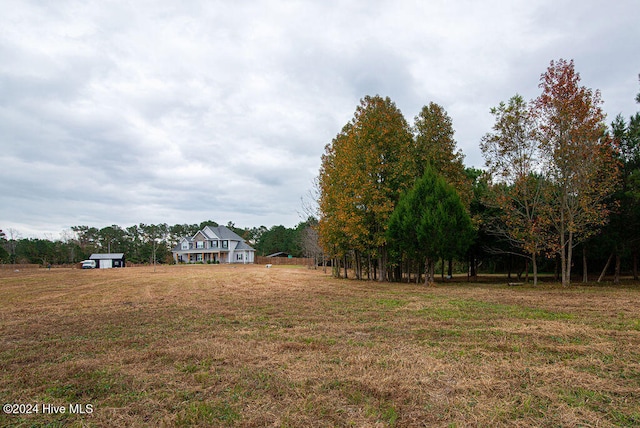 view of yard featuring a rural view