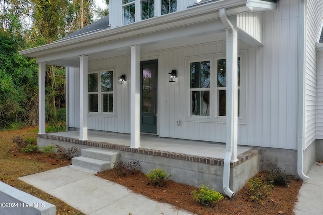 entrance to property featuring covered porch