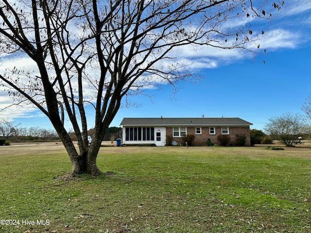 single story home featuring a front lawn