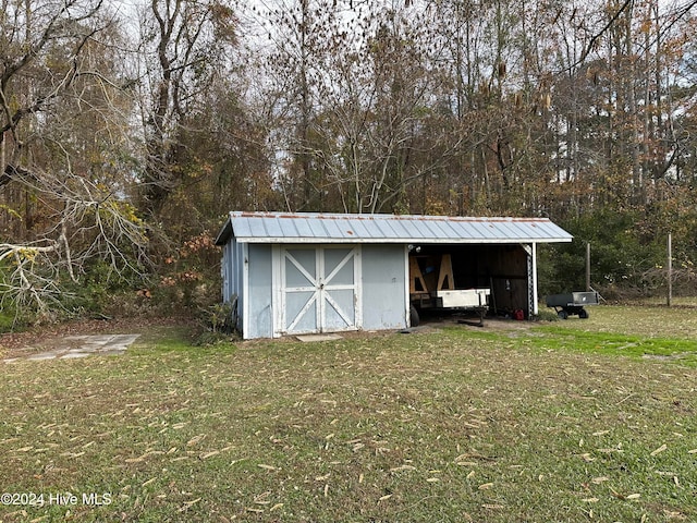 view of outdoor structure featuring a yard