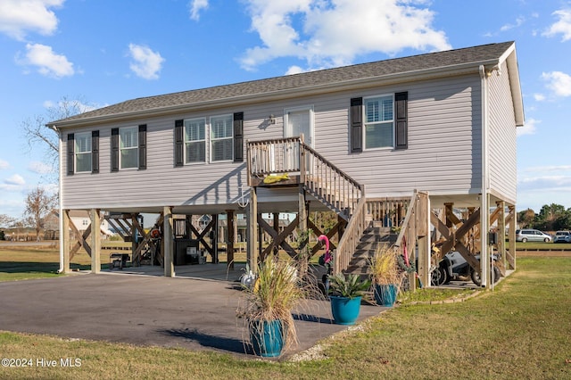 view of front of home featuring a front yard and a carport